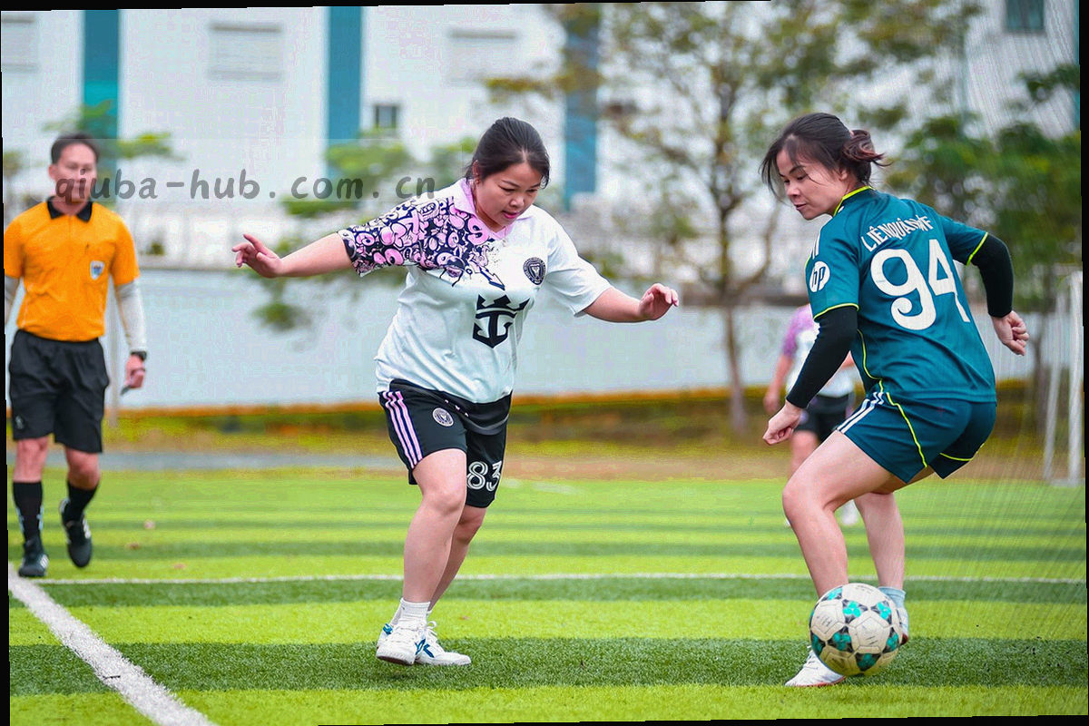 两块不同比例的屏幕轮廓以细线相连，内部是同一组网格与关注条目